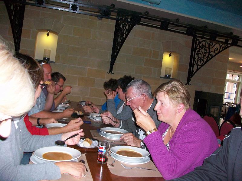 Op weg naar de prijsuitreiking en een lekker diner te Kanne (9).JPG
